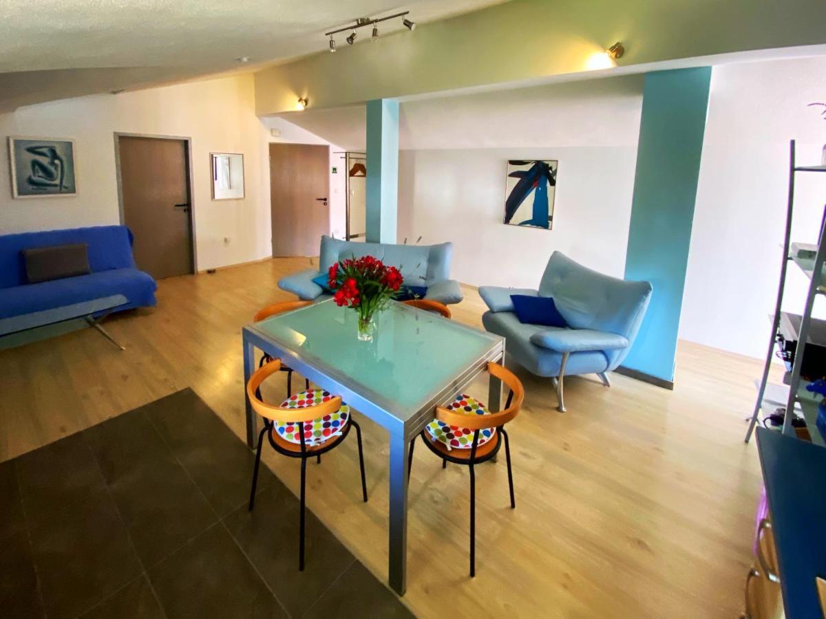 Apartman Modern Red & Blue