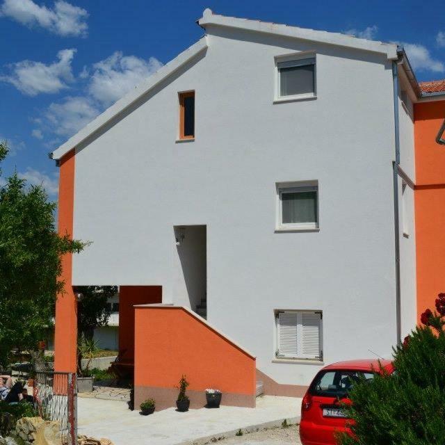 Apartment Modern Red & Blue